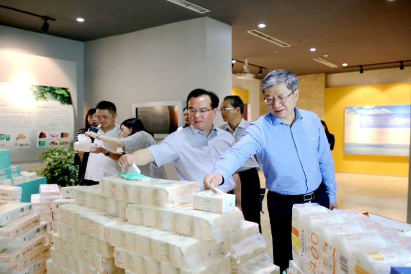 2019年 5月22日，时任浙江省社会组织综合党委专职副书记、省民政厅社会组织管理局局长蔡国华莅临星空体育官方登录入口调研企业发展情况和党建工作