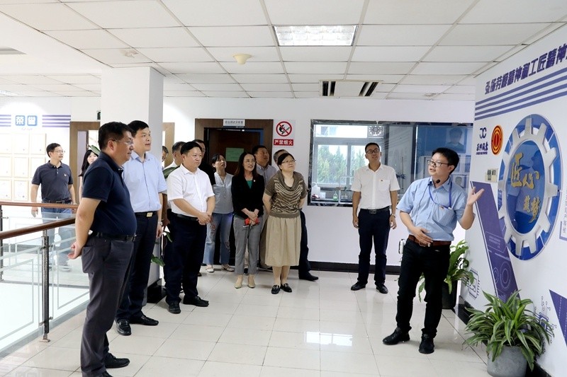 2020年7月29日，时任浙江省政协常委、社法委副主任、省总工会副主席、一级巡视员董建伟莅临星空体育官方登录入口调研新时代工匠培育工作