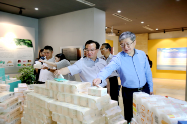 2019年 5月22日，时任浙江省社会组织综合党委专职副书记、省民政厅社会组织管理局局长蔡国华莅临星空体育官方登录入口调研企业发展情况和党建工作